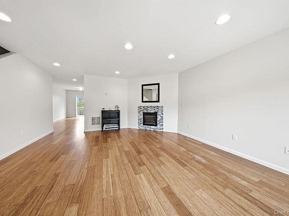 4th image of 2 Deerfield Court