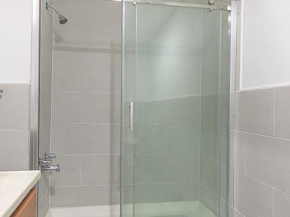 2nd image of 1127 W Argyle St #2