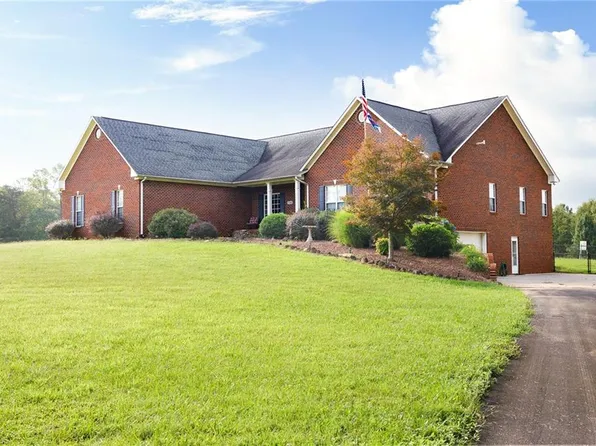 7705 Crim Rd, Belews Creek, NC 27009