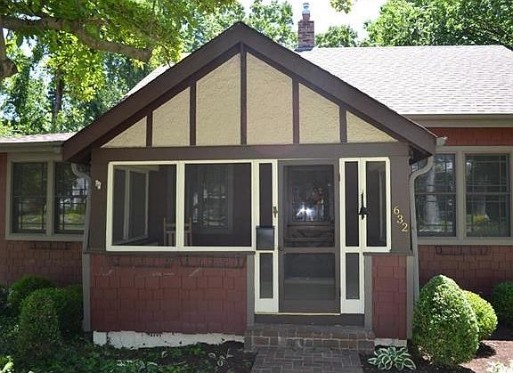 Close up of the entrance - newer roof in 2016!