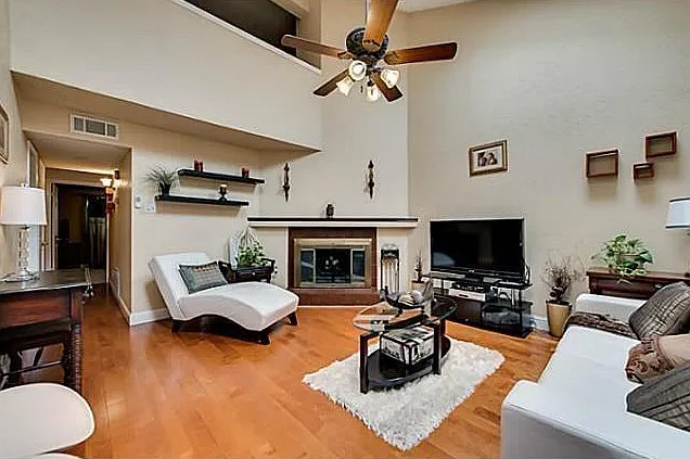 826 Creekside Dr — Photo 3