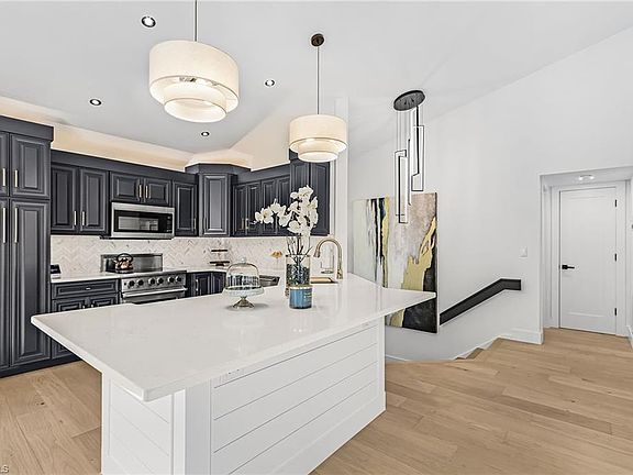 3rd image of 27190 Enclave DR