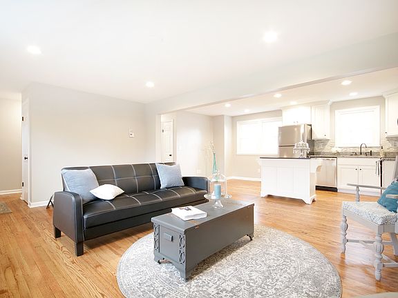 3rd image of 109 Horseshoe Cir