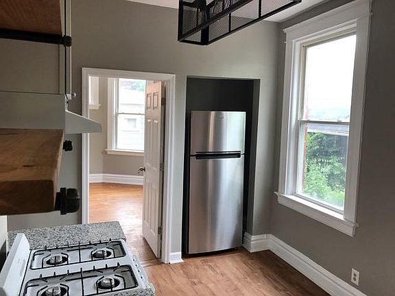 2nd image of 2325 Victor St APT 1
