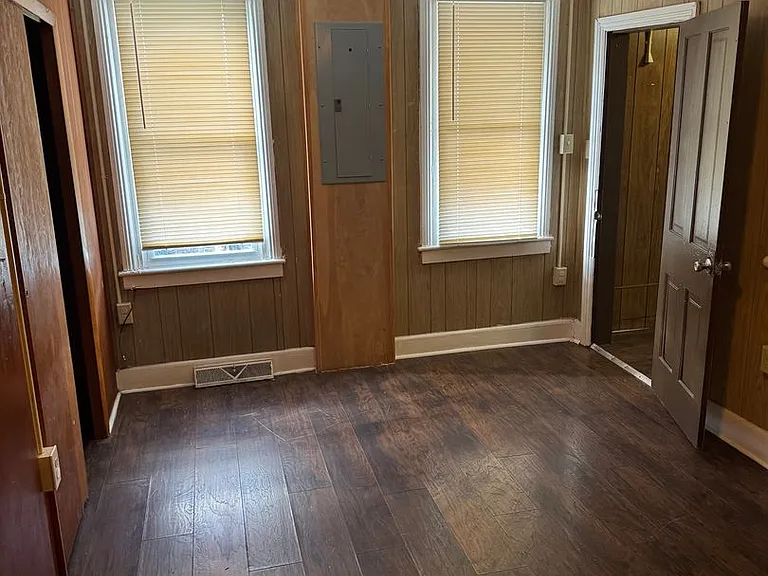 327 N Centre St — Photo 15