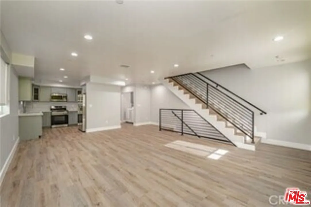 4 bed, 4.5 bath, 4084 sqft, $4,000 — Photo 3