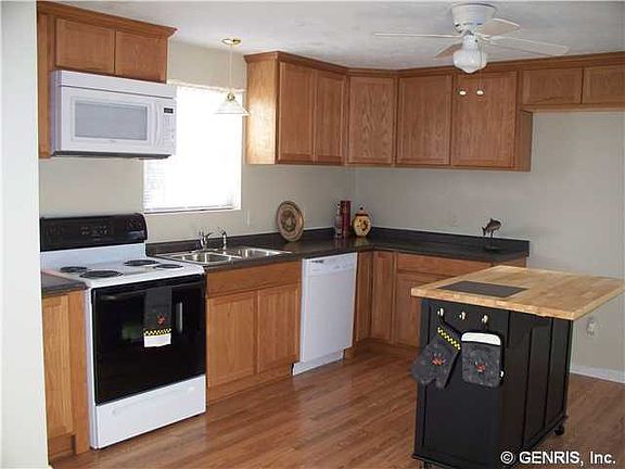 3rd image of 220 Pleasant St