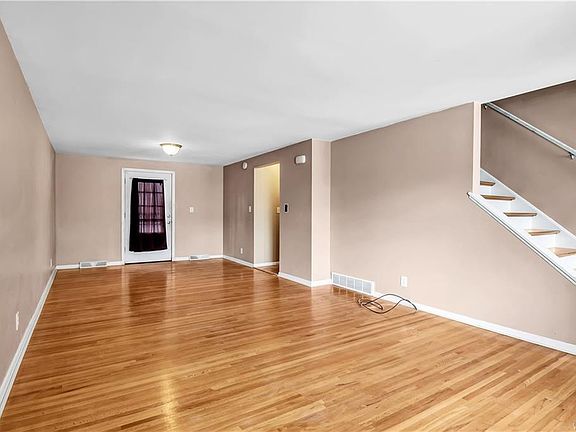 3rd image of 18 Alberta Dr