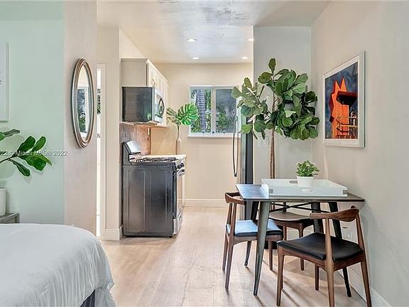 4th image of 428 Collins Ave APT 11