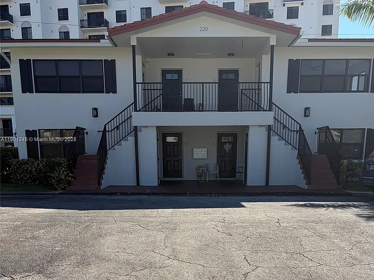 220 SW 7th St #8 — Photo 1