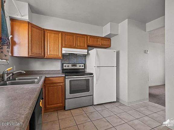 4th image of 526 N Hoyt St