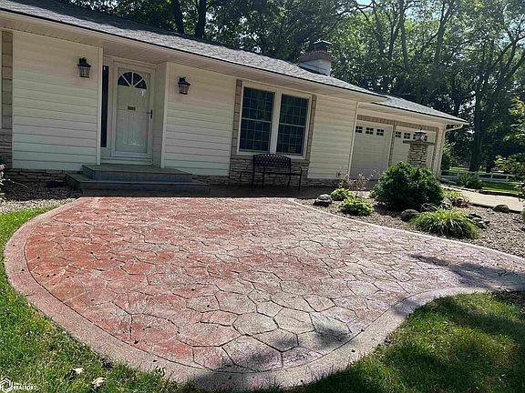 3rd image of 2408 River Oaks Dr