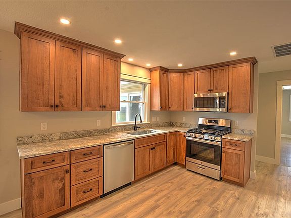 5th image of 317 Westgate Ct