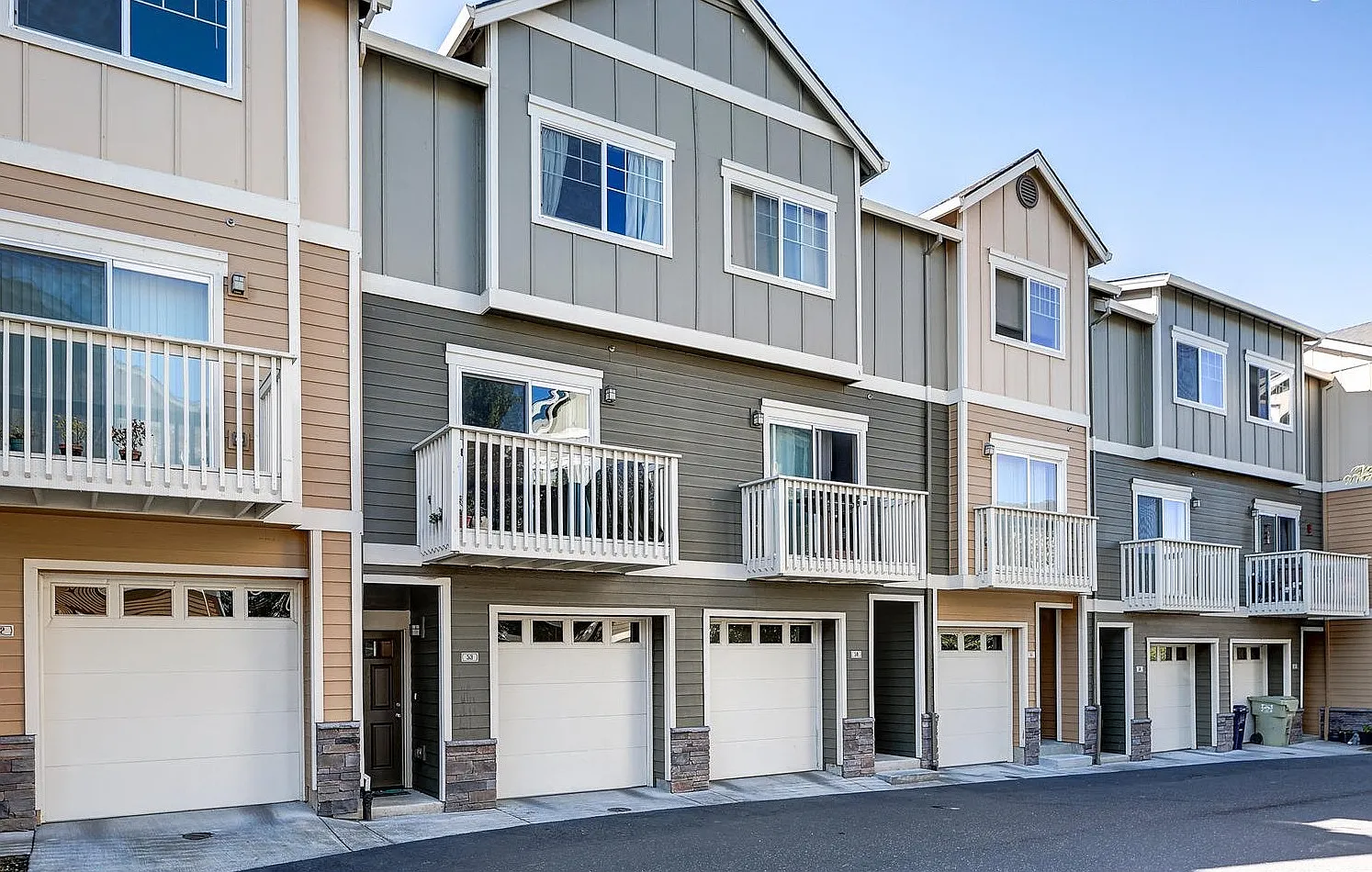 3 bed, 2.5 bath, 1553 sqft, $2,100 — Photo 1
