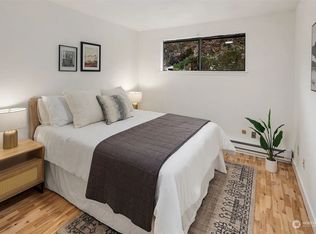 9528 220th St SW UNIT B, Edmonds, WA 98020