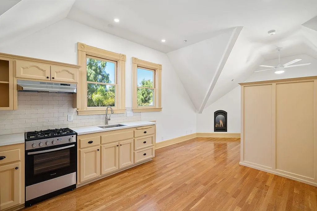 Studio, 375 sqft, $2,200 — Photo 1