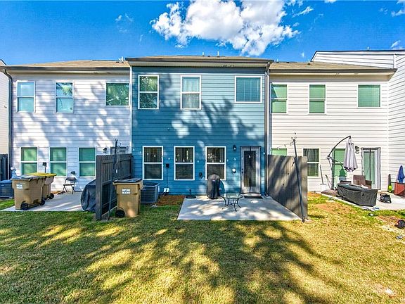 3rd image of 252 Regent Park