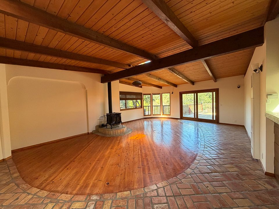Spacious living room, views of the mountains.