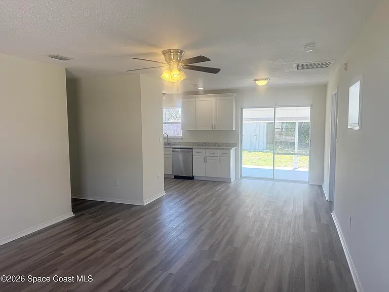 2780 Floresta Dr NE — Photo 5