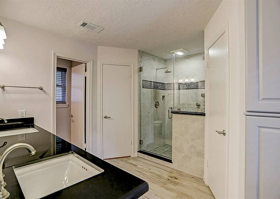1st image of 2046 Riverlawn Dr