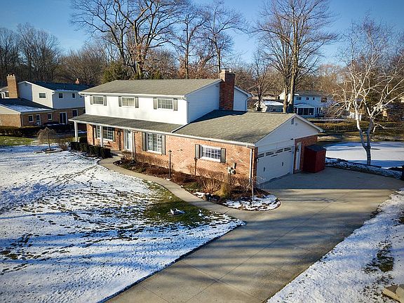 4 beds, 2 1/2 baths
