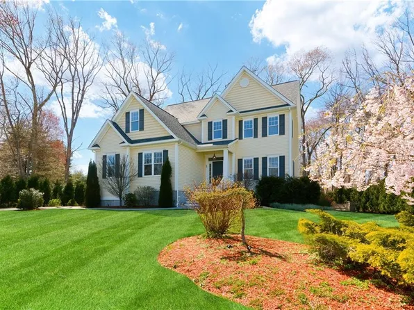 32 Woods Ln, Cranston, RI 02921