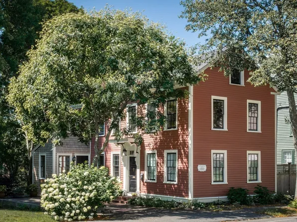 24 High St, Ipswich, MA 01938