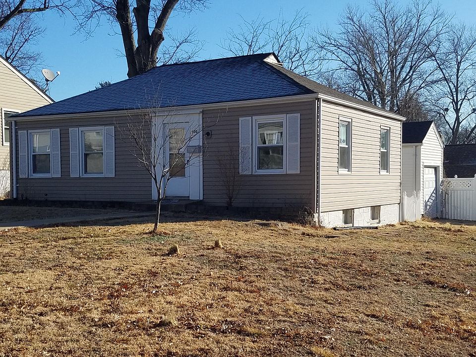 2nd image of 1900 Clare Ct