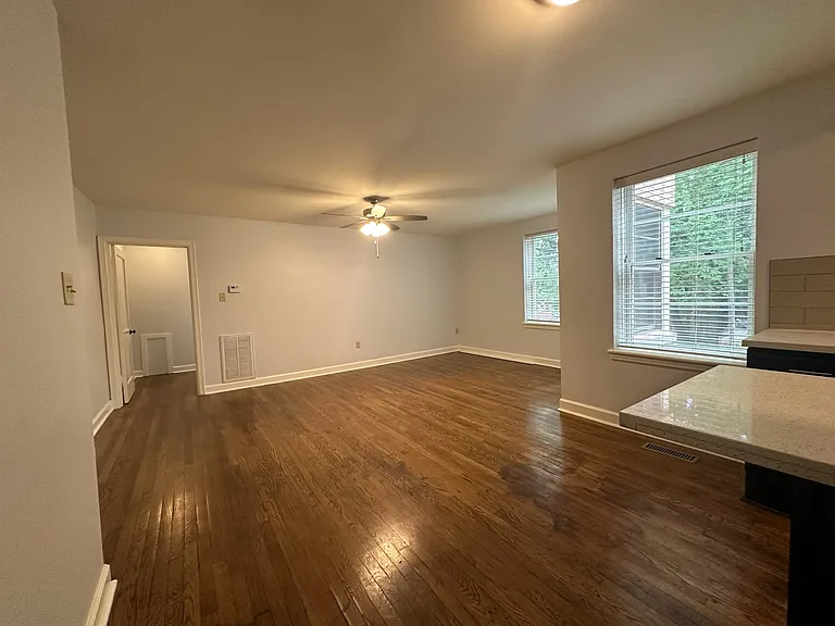 Louisiana Terrace — Photo 13