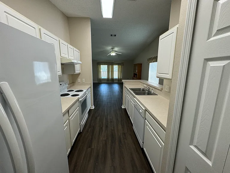545 Golfview Ct — Photo 6
