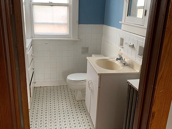 4th image of 2035 Clinton St APT 3