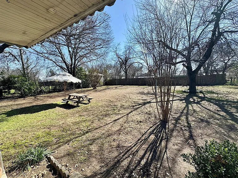 112 Savannah St — Photo 16