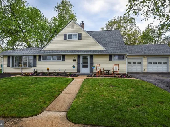 2 Holly Dr, Levittown, PA 19055