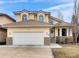 28 W Woodpark Close SW, Calgary, AB T2W 6G2