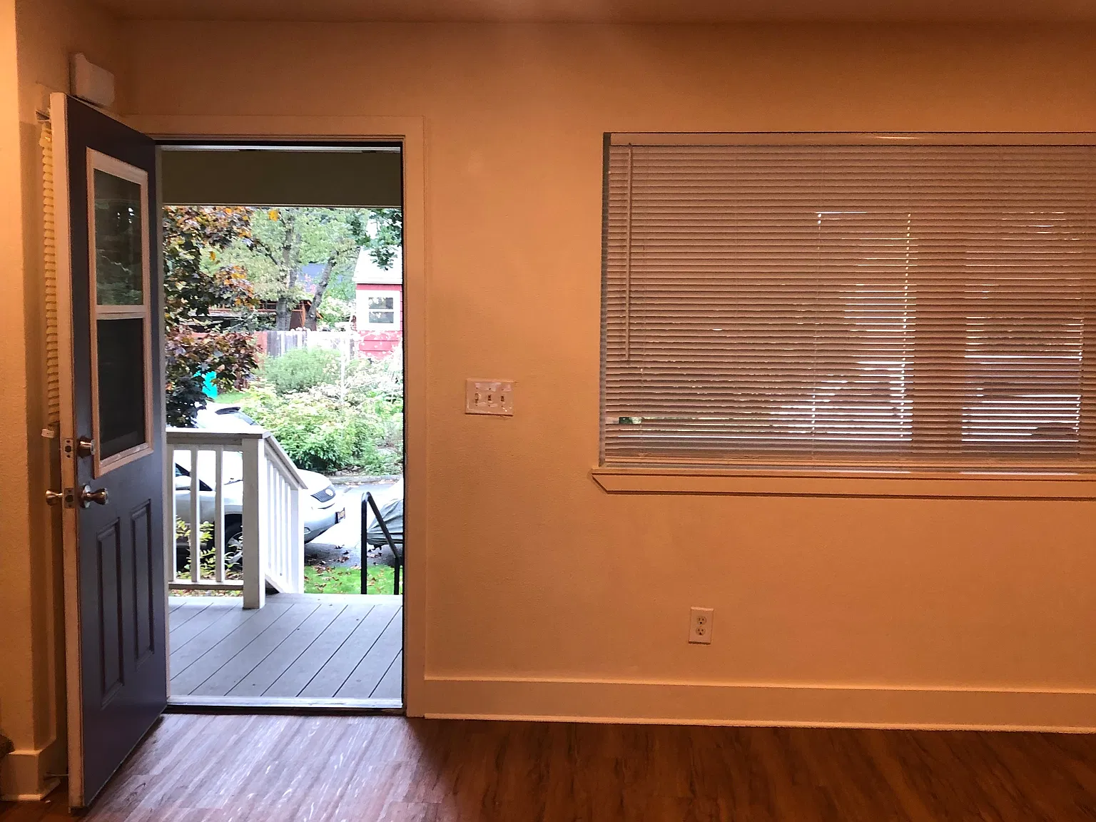 3 bed, 1.5 bath, 1008 sqft, $1,704 — Photo 2