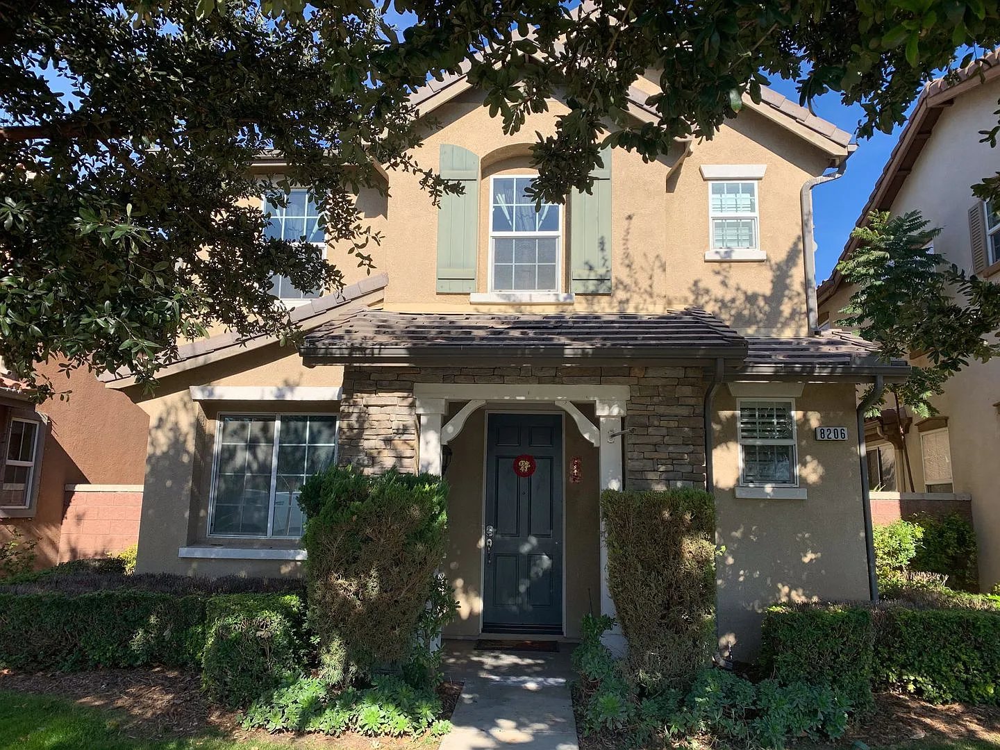 3 Bedrooms 2.5 Bathrooms Townhouse — Photo 1