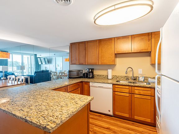 5th image of 302 32nd St Unit 205
