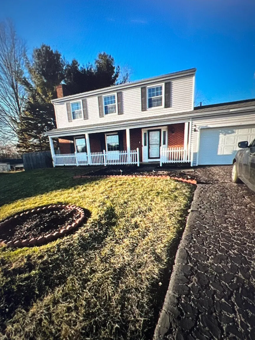 5225 Oakbriar Cir NE photo 1
