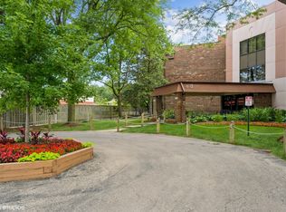1112 Castilian Ct APT 313, Glenview, IL 60025