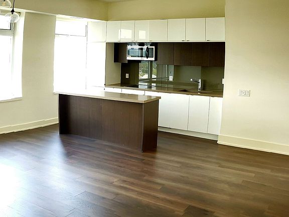 4th image of 111 Saint Clair Ave W #1521