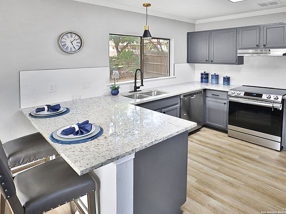 3rd image of 723 CYPRESSTREE DR