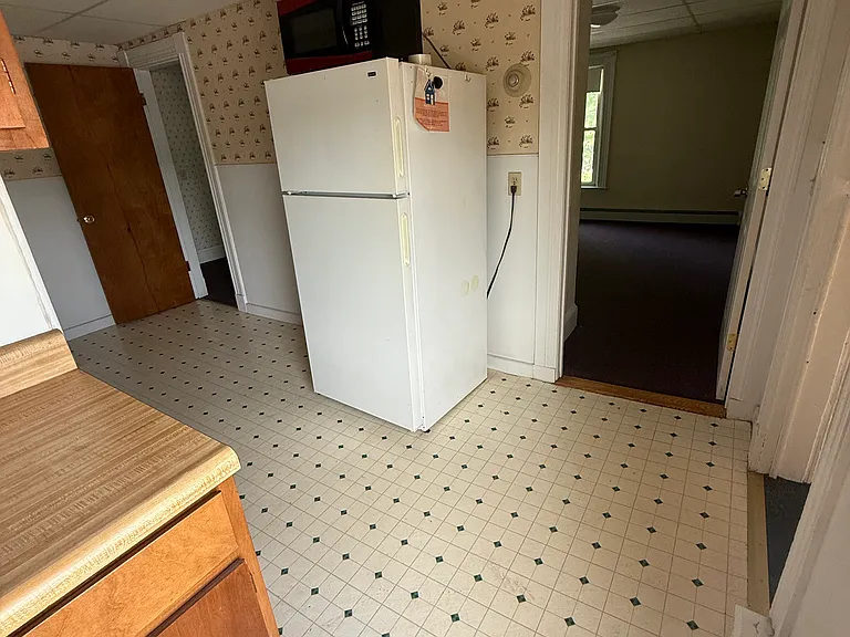 399 Center St #4 — Photo 4