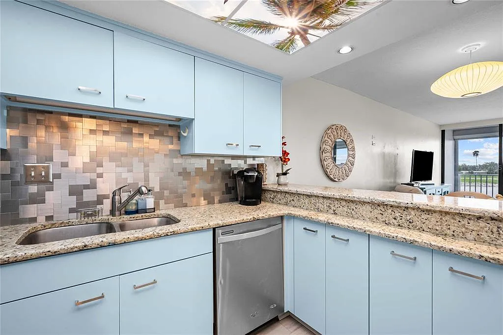 1 bed, 1.5 bath, 885 sqft, $2,300 — Photo 3