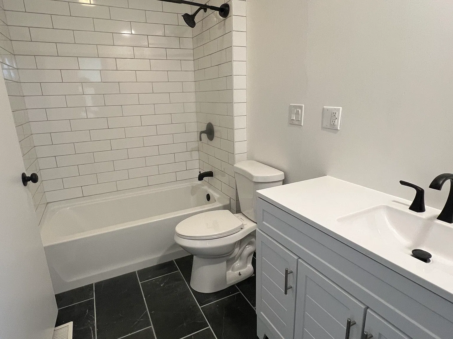 3 bed, 2.5 bath, 1972 sqft, $2,500 — Photo 3