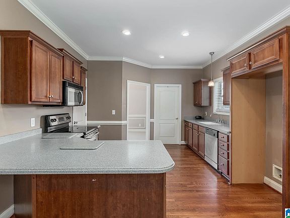 5th image of 4023 Woodridge Dr