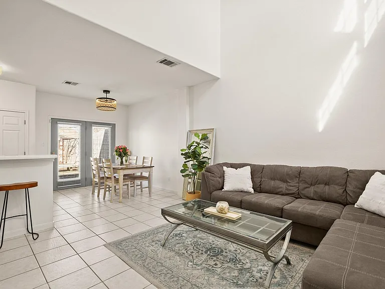2100 Pipers Field Dr #33 — Photo 4