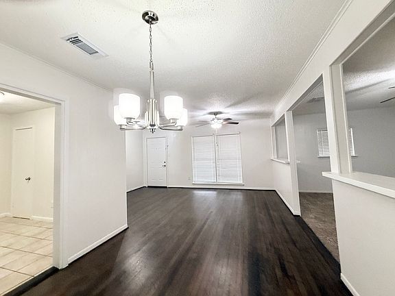 4th image of 523 Wisteria St