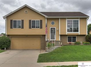 1710 Southview Dr, Papillion, NE 68046