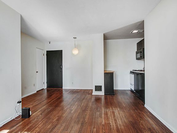 Open concept living, dining & kitchenette