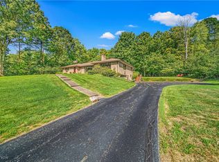 7032 Deepwood Dr, Chagrin Falls, OH 44022